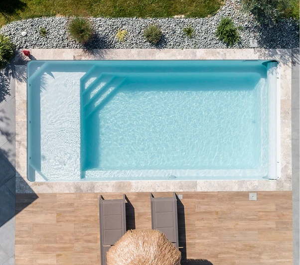 Vue aérienne d'une piscine rectangulaire